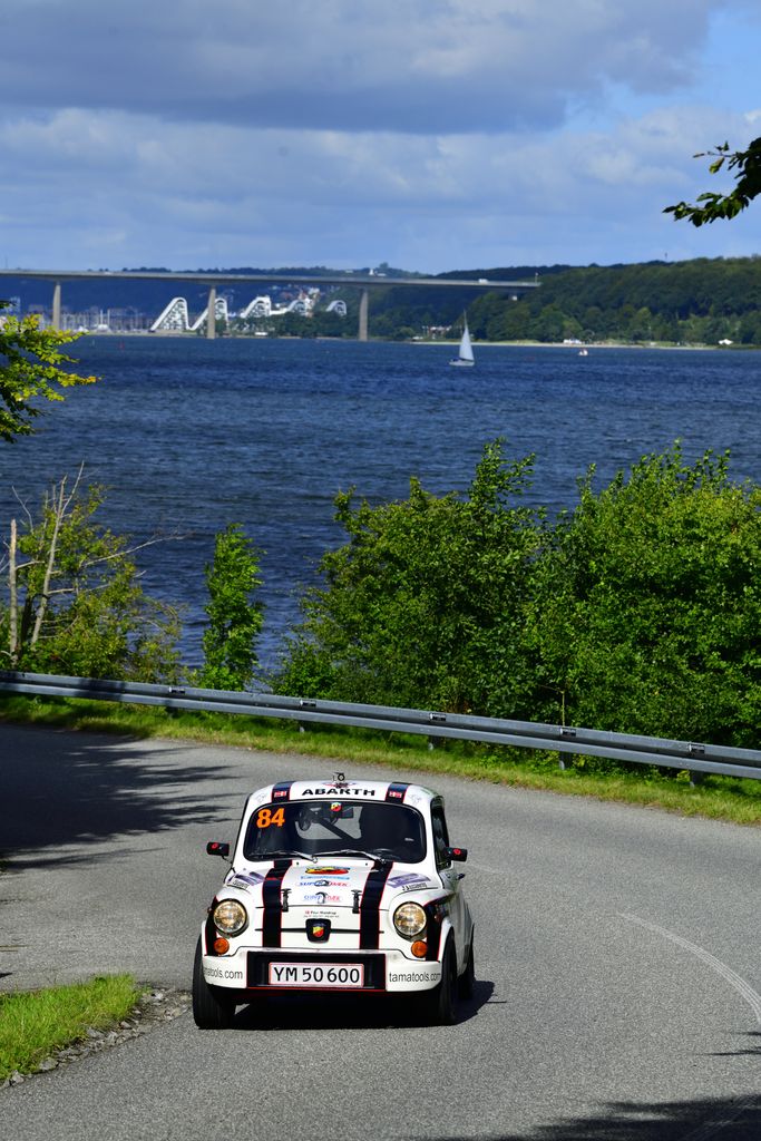 Fiat 600 var en bil, man havde råd til for 50 år siden, i Abarth-udgaven var den også sporty. Med Vejle Fjord som baggrund kører Poul Mandrup fra Skjern sin lille Fiat 600 Abarth fra 1973 op af Munkebjerg på vej mod en førsteplads i sin klasse.
(Foto: Michael Eisenberg)